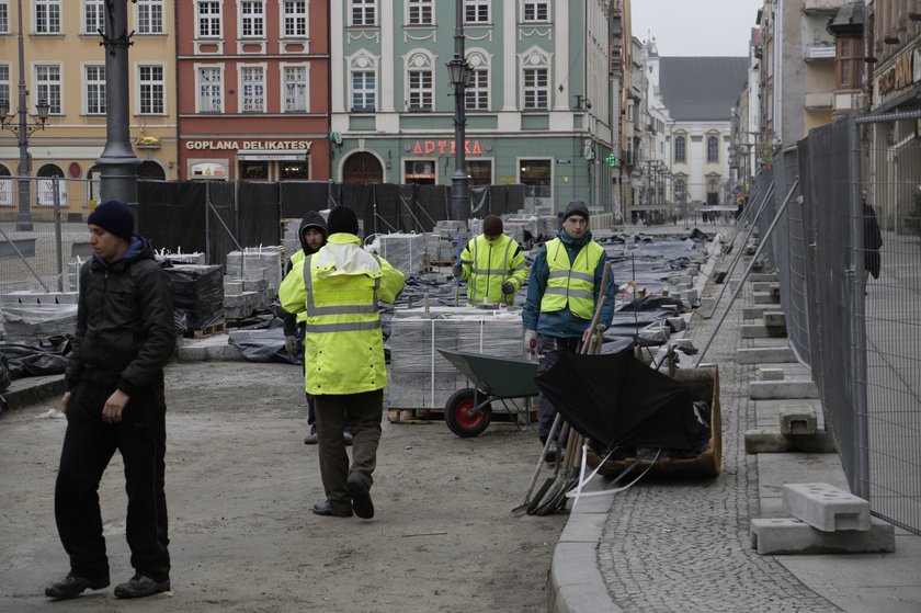 Robotnicy kładą nową kostkę pod szpilkostradę