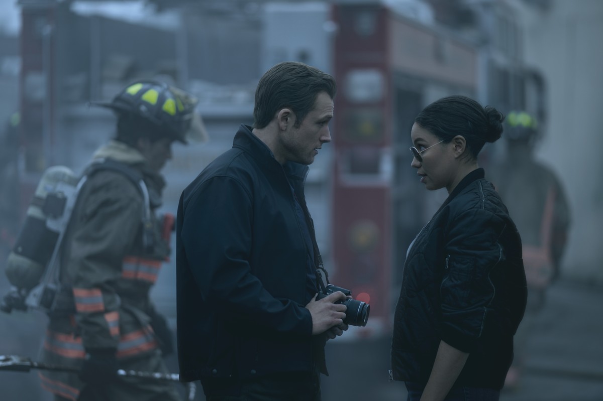 Taron Egerton i Jurnee Smollett w serialu "Dym"