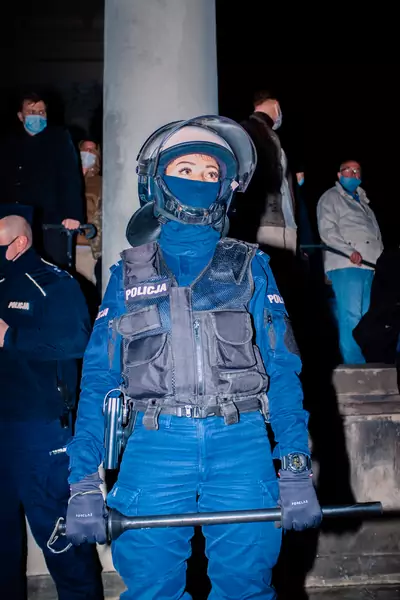 Policjantka przed kościołem na placu Trzech Krzyży w Warszawie