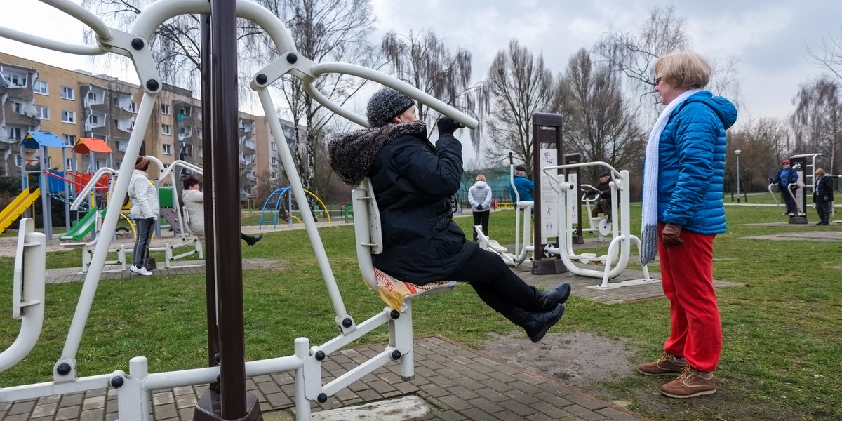 Zajęcia dla seniorów na siłowniach zewnętrznych 