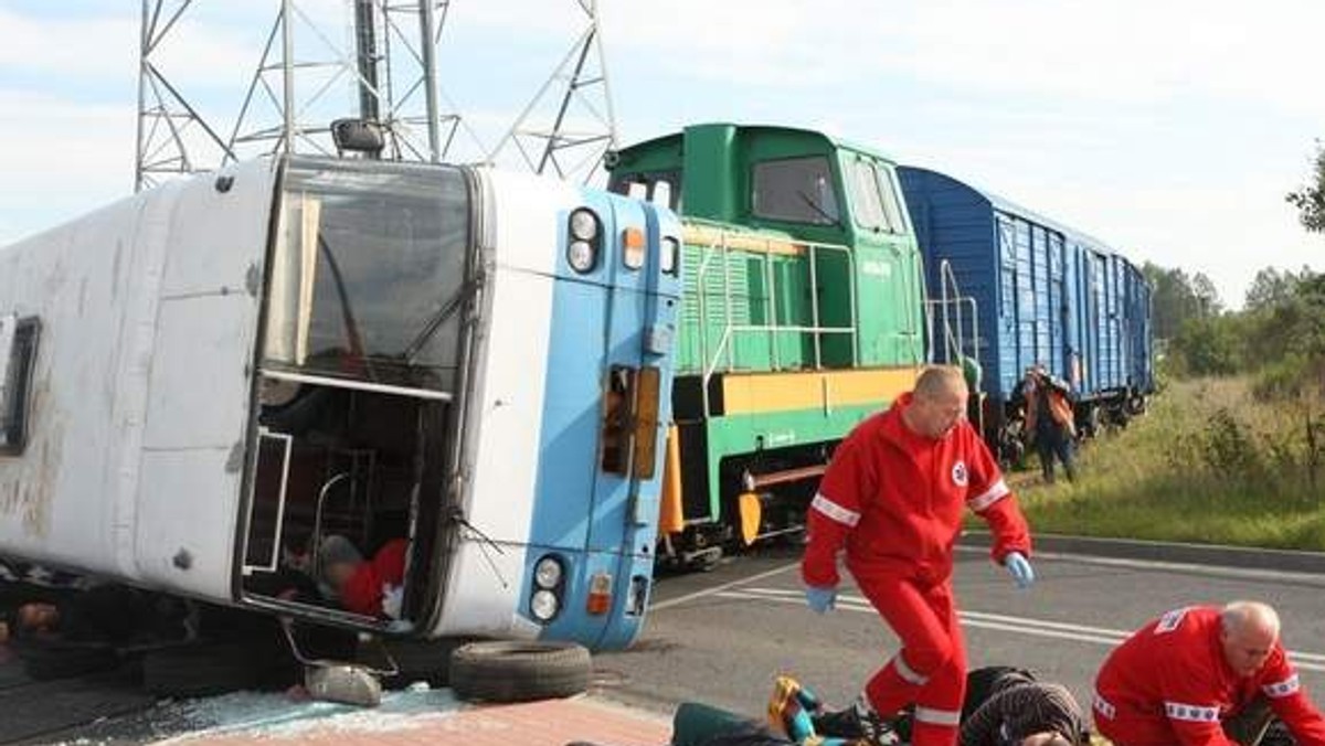 Od października w podstawowych, czyli tzw. wypadkowych karetkach pogotowia ratunkowego w Słupsku, zamiast trzech osób załogi, będą jeździły dwie. Ratownicy grzmią, że to oszczędności kosztem ludzkiego życia