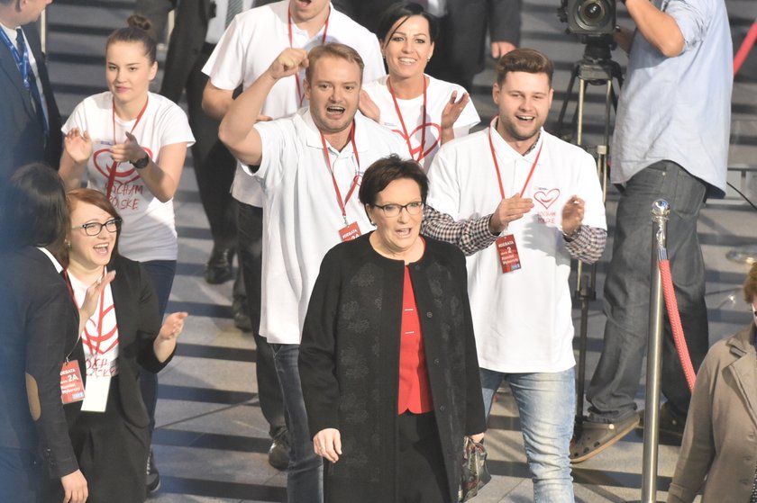 Szarpanina zwolenników PiS z ochroną TVP