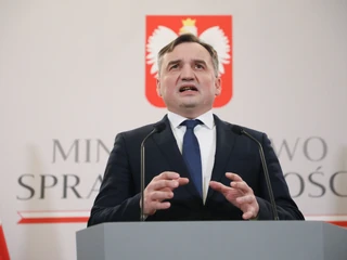 KE uważa, że „TK nie spełnia już wymogu niezawisłego i bezstronnego sądu ustanowionego na mocy prawa”. Minister Ziobro skomentował decyzję KE tak: „nie spodobał się urzędasom w Brukseli wyrok polskiego niezależnego TK”