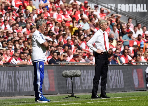 Mourinho wyrzucił medal w trybuny. Wenger zignorował menedżera Chelsea. WIDEO