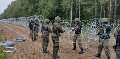 Drut kolczasty przy obozowisku migrantów w Usnarzu Górnym. Już za chwilę wysoki płot odetnie ich od Polski