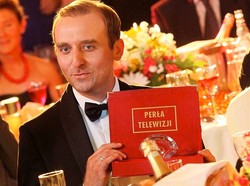 Geje w stacji informacyjnej. Będzie skandal czy wielki hit?