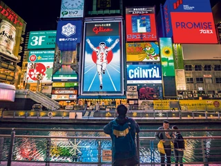 Wielkie billboardy napędzane sztuczną inteligencją zaczynają wyświetlać różne reklamy w zależności od tego, kto przed nimi stoi.