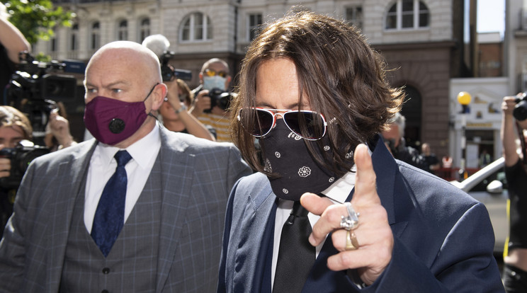 Johnny Depp így jelent meg a londoni bíróságon, ahol volt feleségével, Amber Hearddel csapott össze / Fotó: Northfoto