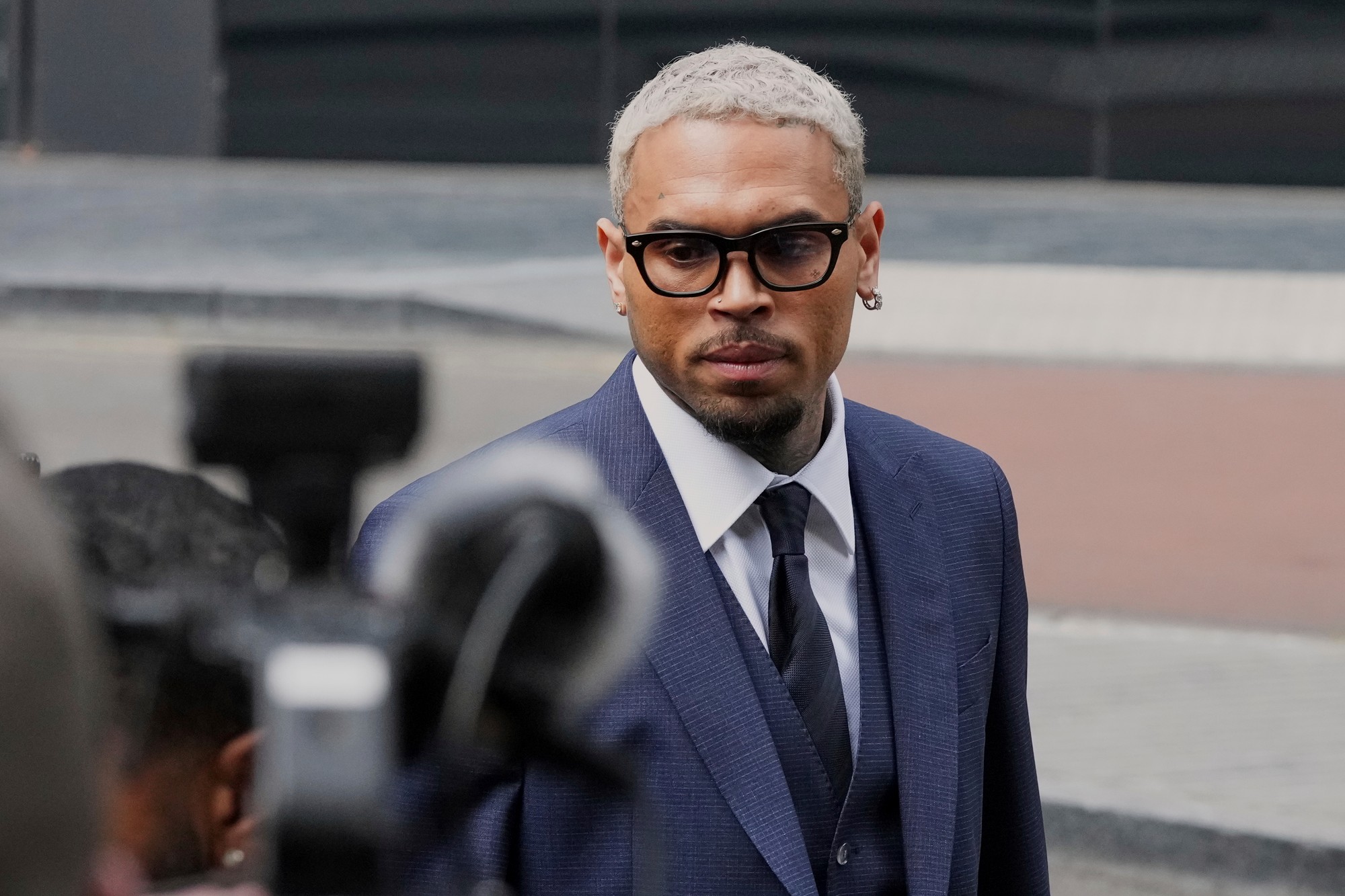 Americký spevák Chris Brown pred britským súdom.