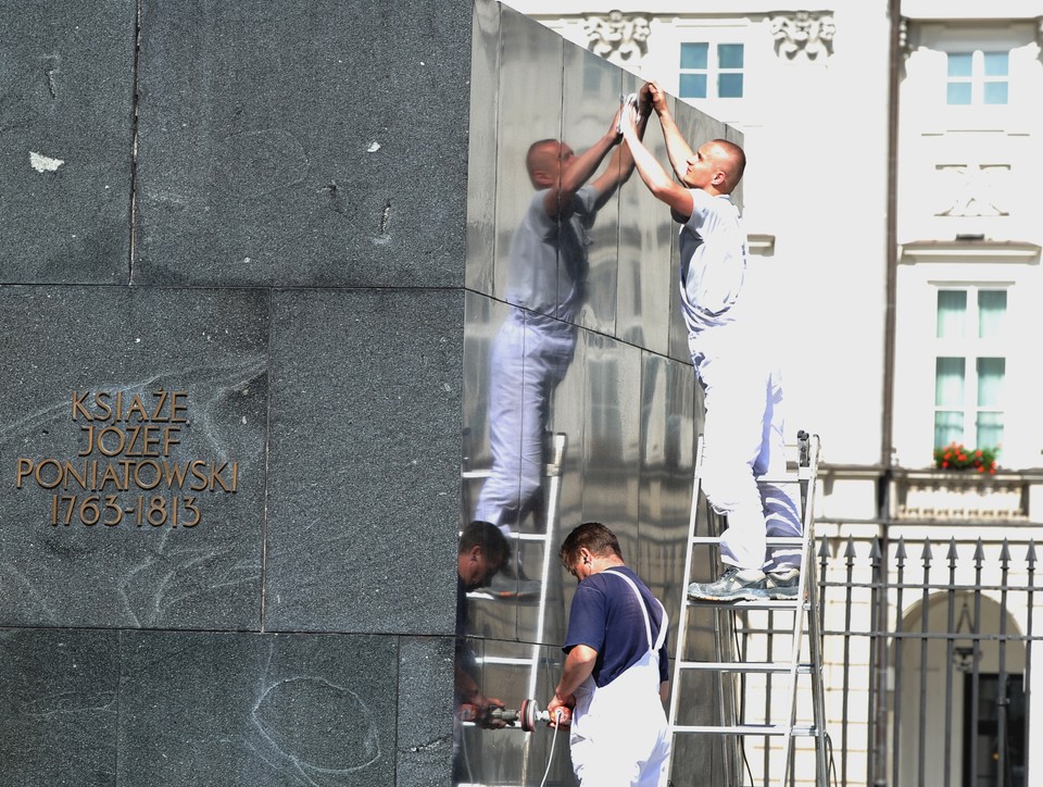 WARSZAWA CZYSZCZENIE POMNIKA PRZED WIZYTĄ BARACKA OBAMY