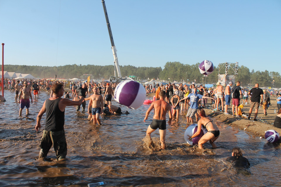 Pol'and'Rock Festival 2018: błotne kąpiele pod "grzybkiem"