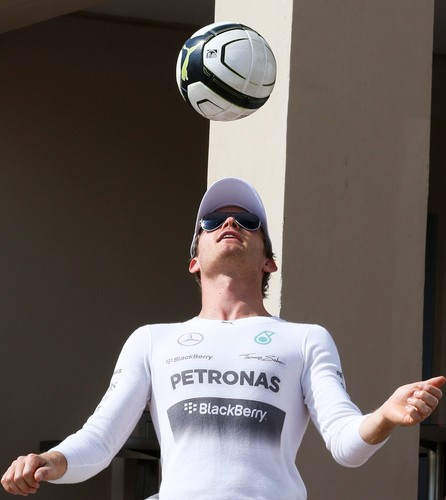 Nico Rosberg na Grand Prix do Abu Dhabi zabrał piękną dziewczynę i... piłkę