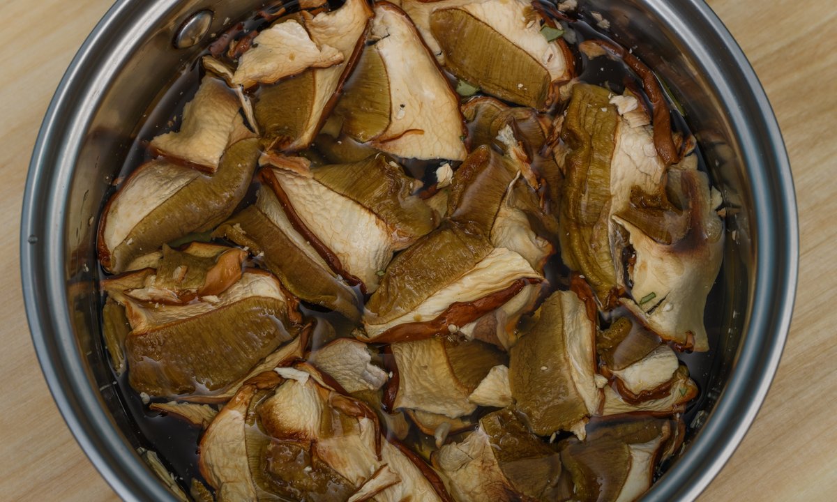 Jak długo gotować suszone grzyby? Przez ten błąd zamienią się w breję