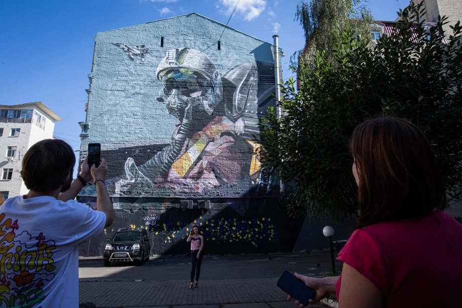 „Duch Kijowa” to jeden z najbardziej znanych murali w Kijowie. Według niektórych źródeł, przedstawia właśnie Juice'a