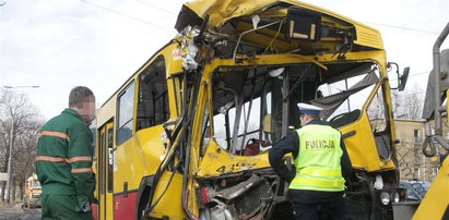 Autobus wbił się w zamiatarkę