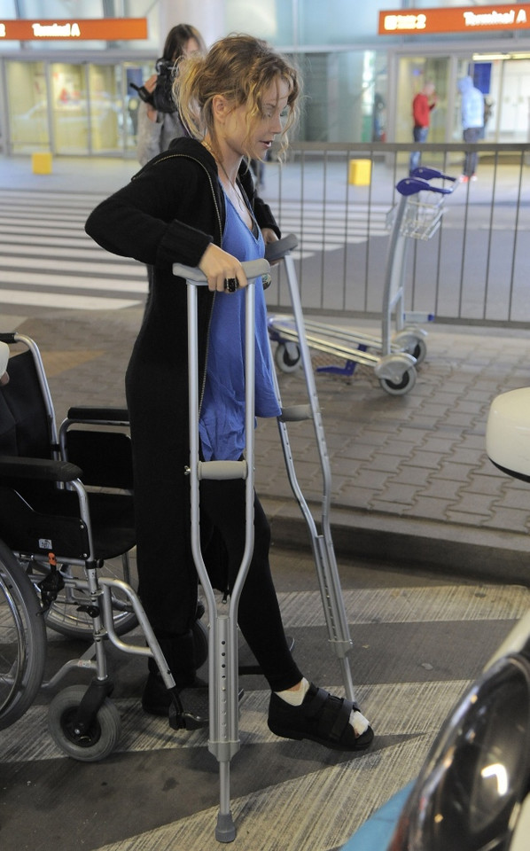 Iza Miko przyleciała do kraju ze złamaną nogą