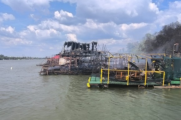 (FOTO, VIDEO) OD 6 SPLAVOVA OSTALA SAMO METALNA KONSTRUKCIJA Prve slike stravičnog požara na Adi: Vatrogasci u poslednji čas uspeli da spasu DVA