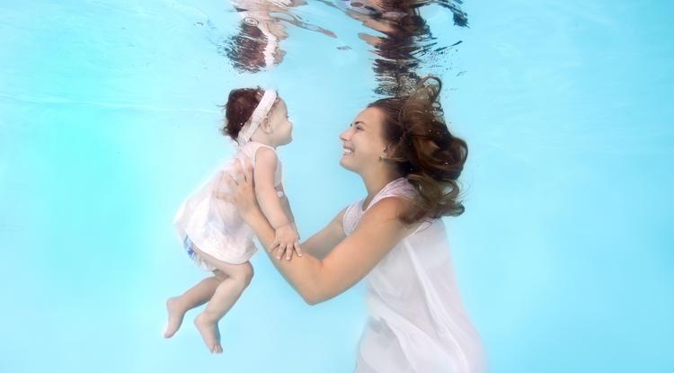 Víz alatti babafotózás a kismamák új kedvence