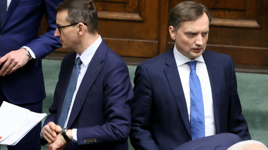 Mateusz Morawiecki i Zbigniew Ziobro na sali obrad Sejmu