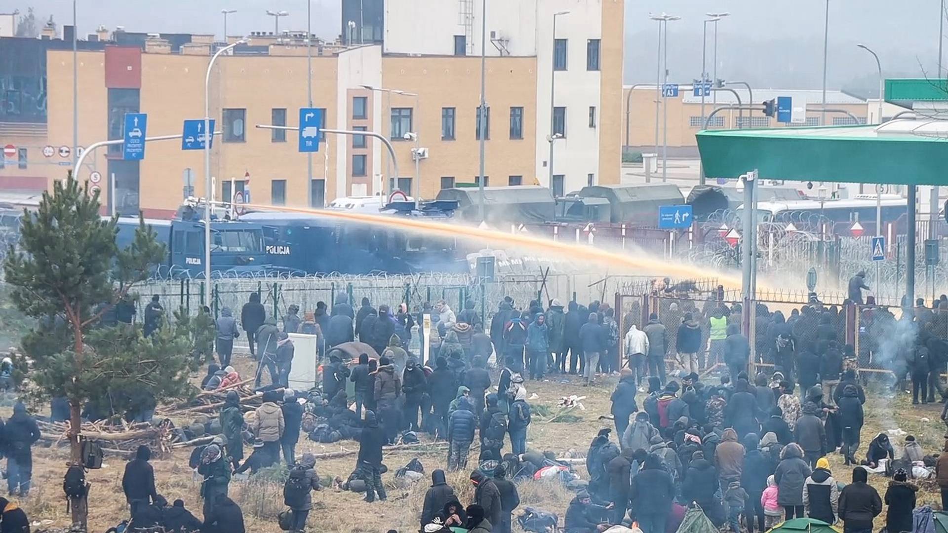 Nove slike užasa sa istočne granice Evropske unije - Poljaci vodenim topovima rasteruju migrante