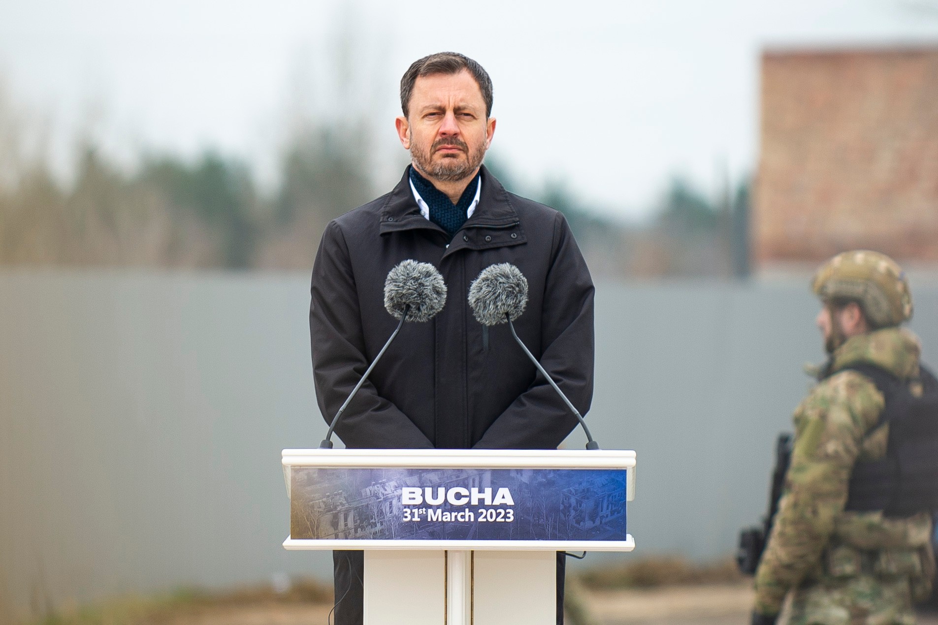 Eduard Heger počas pietnej ceremónie v ukrajinskom meste Buča v Kyjevskej oblasti v piatok 31. marca 2023.