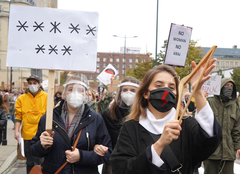 Wulgarne hasła strajku kobiet. "Przyparte do muru, nie mają, gdzie uciec"