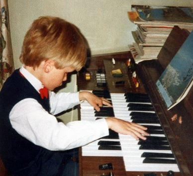Dziecko w wieku kilku lat perfekcyjnie grało na pianinie