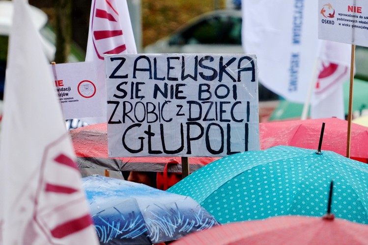 Poznań. Protest nauczycieli przeciw reformie edukacji  przed Urzędem Wojewódzkim w Poznaniu.(PAP)