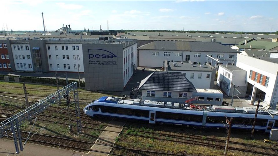 Dart to konstrukcja prototypowa, która nigdy wcześniej nie woziła pasażerów. Przed wyruszeniem w jazdy próbne Dart został poddany przez producenta drobiazgowym badaniom stacjonarnym. Sprawdzane były m.in. układy sterowania, hamulcowe, napędowe i informatyczne. Producent testował go też na torach PKP m.in. pod kątem współpracy układu napędowego z hamulcowym. Dopiero następnie pierwszy egzemplarz został przekazany ekspertom z Instytutu Kolejnictwa, którzy przeprowadzą teraz wielotygodniowe testy poprzedzające homologację.