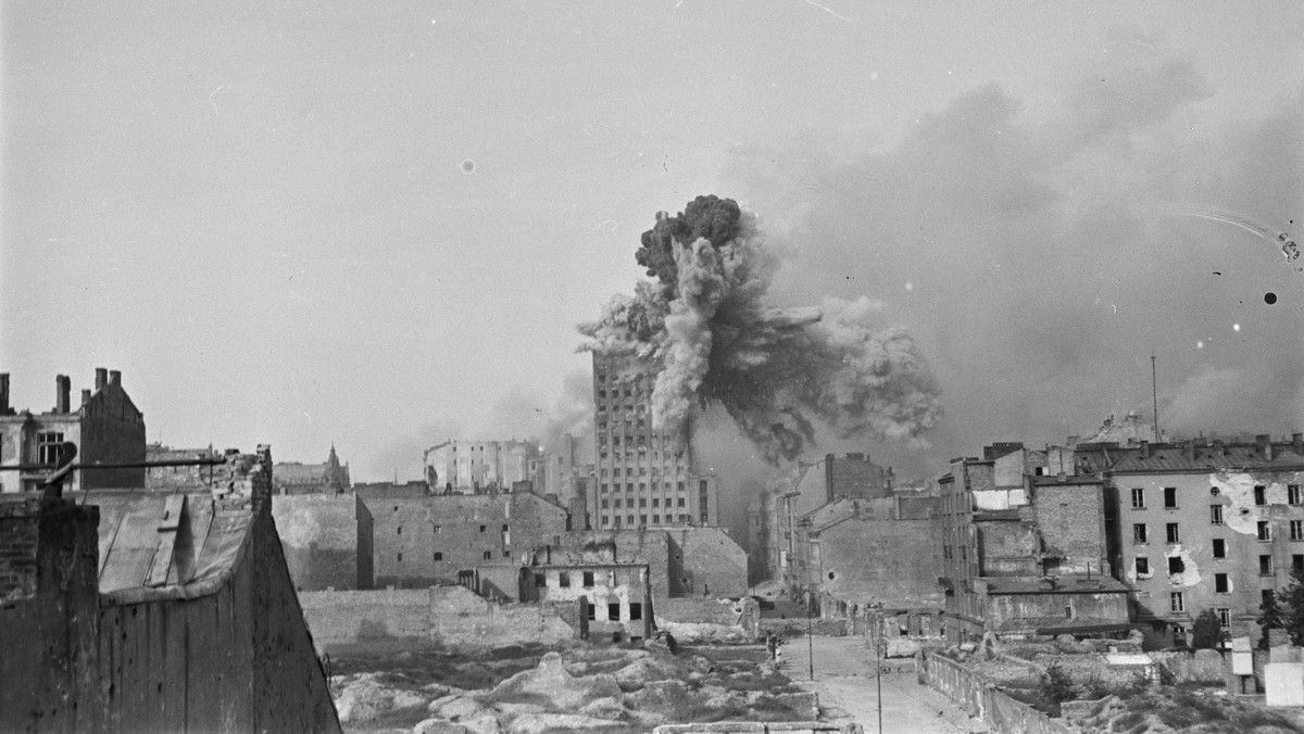 Jedno ze zdjęć prezentowane na wystawie - moment wybuchu pocisku na dachu Prudentialu przy pl. Napoleona (obecnie pl. Powstańców Warszawy), wystrzelonego przez moździerz samobieżny Karl-Gerät Ziu