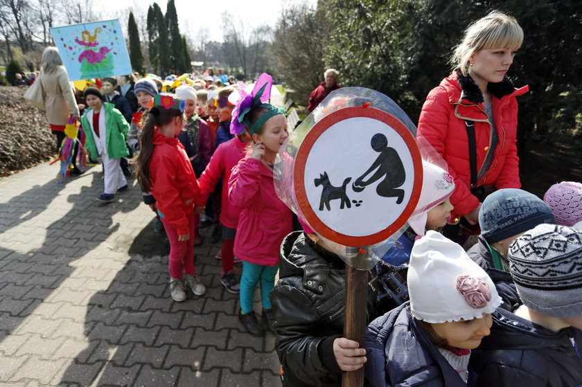 Przedszkolaki nawoływały do sprzątania po pieskach