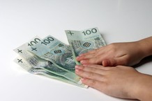 Koniec 800 plus i dodatkowych emerytur? Rodzice zamiast tego wsparcia mają dostać 200 tysięcy zł netto na dziecko