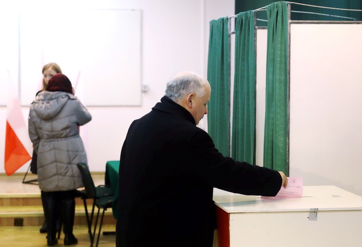 Prezes PiS Jarosław Kaczyński głosuje w obwodowej komisji w Szkole Głównej Służby Pożarniczej w Warszawie