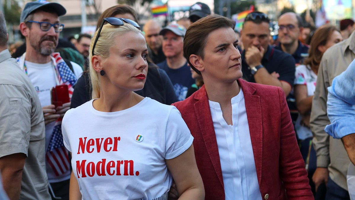 Premier Serbii Ana Brnabić (w marynarce) i jej partnerka Milica Đurđić podczas dorocznej parady LGBT w Belgradzie, 15 września 2019 r.