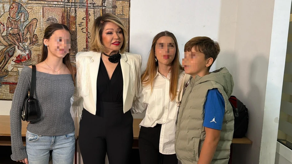 Neda Ukraden sa unucima