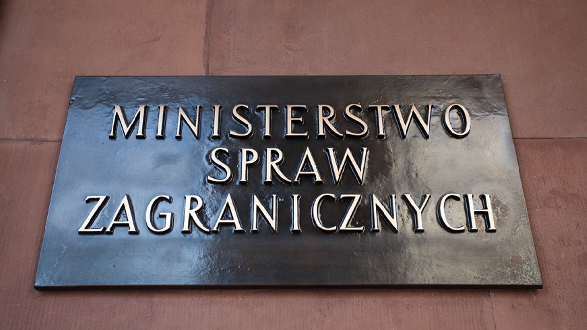 Nowe motto to fragment przysięgi żołnierzy Armii Krajowej: "Być wiernym Ojczyźnie mej, Rzeczpospolitej Polskiej" — poinformowały dziś służby prasowe resortu dyplomacji. Dotychczasowym mottem ministerstwa było: "Polsce — służyć, Europę — tworzyć, świat — rozumieć".