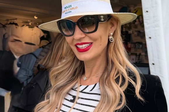 (FOTO) BOGATA SRPKINJA OBORILA SA NOGU U MONTE KARLU Gledala tenisku turnir, pa uživala u provodu: A stajling čist luksuzni "bezobrazluk"