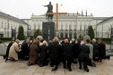 Modlitwa przed krzyżem na Krakowskim Przedmieściu