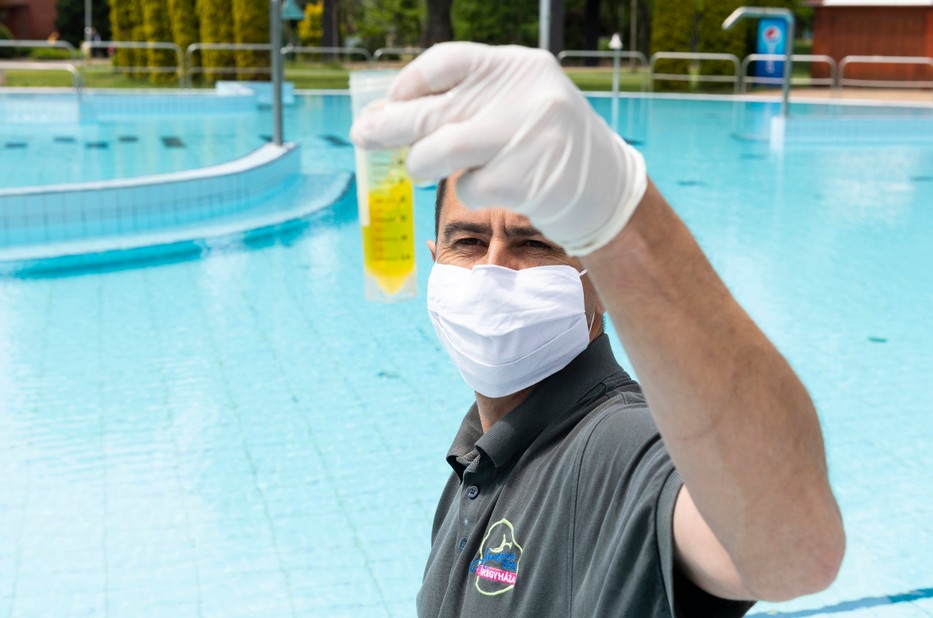 Sóstógyógyfürdő parkfürdőjében szigorúan ellenőrzik a víz minőségét /Fotó: MTI Balázs Attila