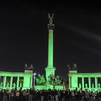Zöldbe öltözik a Hősök tere a szervdonáció és transzplantáció világnapján