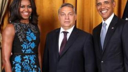 Így feszített Orbán Obamáék között! Te megtalálod a hibát képen?