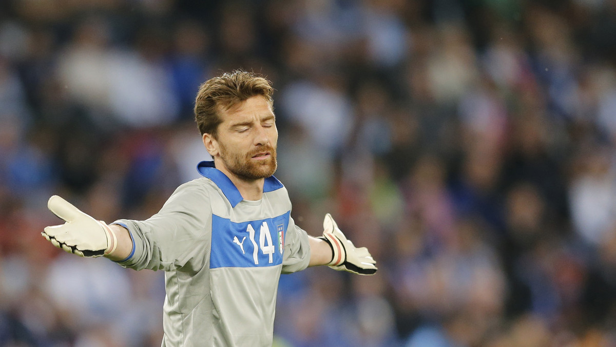 Morgan de Sanctis nie będzie wspominał ostatnich tygodni najlepiej. Bramkarz pozostał w cieniu Gianluigiego Buffona przez Euro 2012, z którego jego reprezentacja wróciła z pustymi rękoma. Teraz z kolei golkiper dostał wezwanie na przesłuchanie w sprawie afery z ustawianiem meczów.