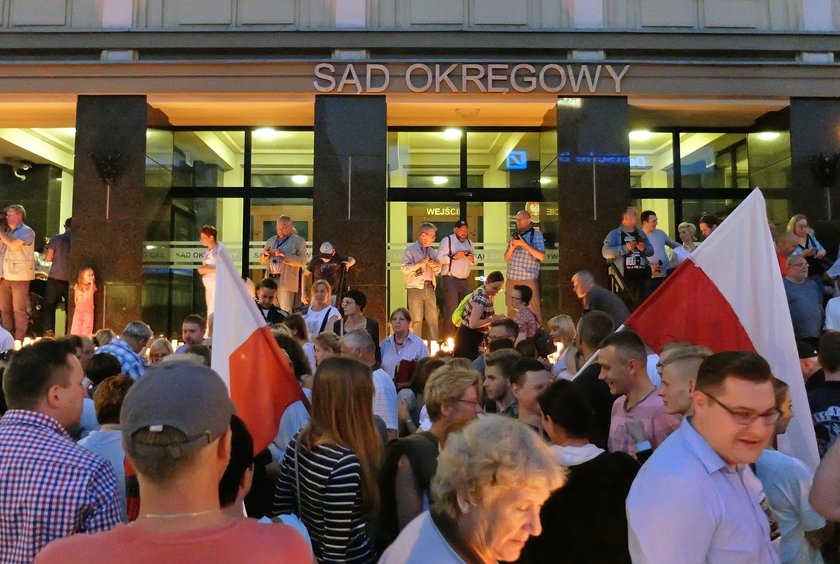 Manifestacja przed Sadem Okregowym w Katowicach przeciwko reformie sadownictwa