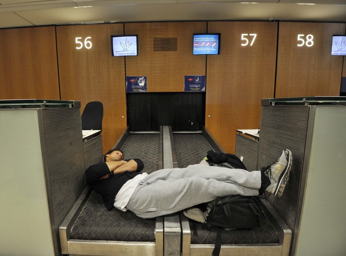 Przymusowy odpoczynek na lotnisku Orly pod Paryżem 16 kwietnia 2010. Ruch lotniczy został sparaliżowany przez chmurę pyłów z “przebudzonego” wulkanu na Islandii