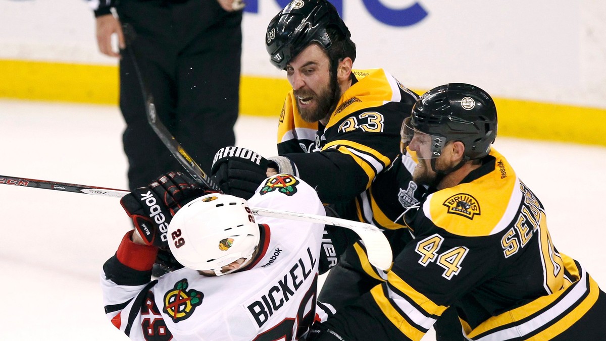 Boston Bruins wygrał spotkanie numer trzy wielkiego finału o Puchar Stanleya rezultatem 2:0 z Chicago Blackhawks. W wyścigu do czterech zwycięstw jest już 2-1 dla Niedźwiadków. Jednym z bohaterów meczu rozgrywanego w TD Garden był Tuukka Rask, który zanotował trzeci "shutout" w trakcie tegorocznych play-off.