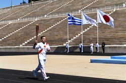 Tokio 2020: Ogień olimpijski w samochodzie zamiast w rękach biegaczy