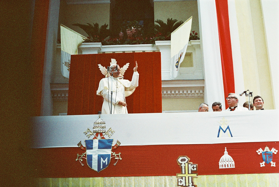Papież Jan Paweł II w Wadowicach w czerwcu 1979 r. Pierwszy z prawej ks. Filip Piotrowski