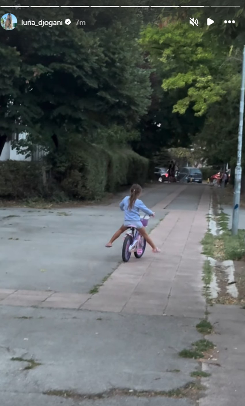 Mala Mia naučila da vozi biciklu