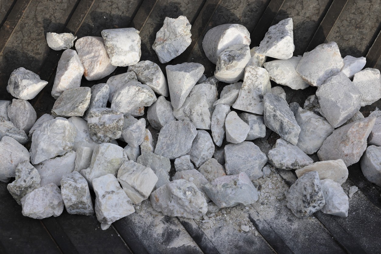 Lítium je kľúčový prvok pre batérie, bez ktorého sa elektromobilita nezaobíde.