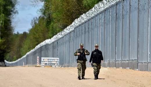 Mur na granicy ma za płytkie fundamenty? Migranci robią podkopy